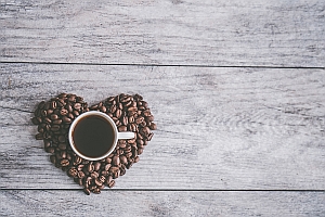 jessica-lewis-coffeHeart-unsplash300 Coffee cupe in coffee beans heart